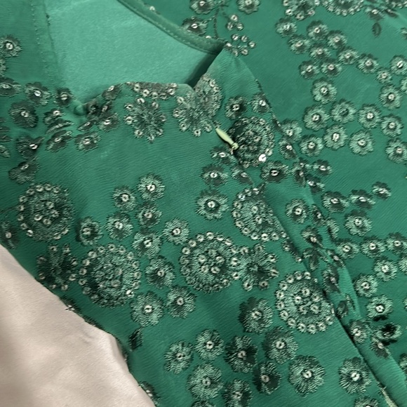 Kurta kameez sleeveless top. Emerald Green 2 piece thread embroidery. Sharara S - Picture 11 of 17